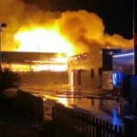 Mobilificio in fiamme a Ostia, evacuate alcune abitazioni