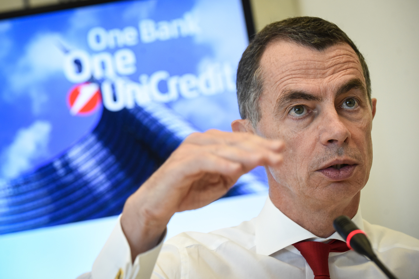 Unicredit, passo indietro Mustier: non si ricandida come ceo