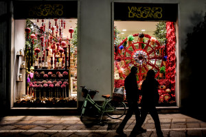 Coronavirus, vetrine dei negozi e luminarie natalizie nel centro di Milano durante la pandemia