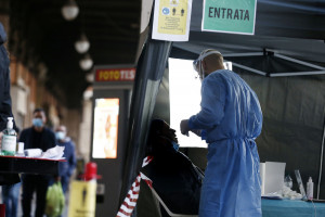 Tamponi rapidi per il Covid nelle farmacie a Roma