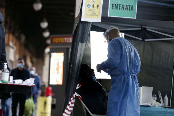 Tamponi rapidi per il Covid nelle farmacie a Roma