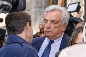 Una rappresentanza della SS Lazio depone una corona davanti al Tempio Maggiore