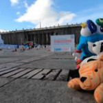 Colombia, protesta con peluches e bambole a Bogotá contro la violenza sui bambini