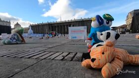 Colombia, protesta con peluches e bambole a Bogotá contro la violenza sui bambini