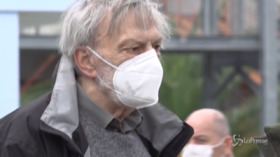 Crotone, il sopralluogo di Gino Strada all’ospedale da campo Covid