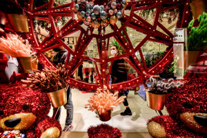 Coronavirus, vetrine dei negozi e luminarie natalizie nel centro di Milano durante la pandemia