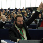 Orgia a Bruxelles in lockdown: confessa eurodeputato di Orban