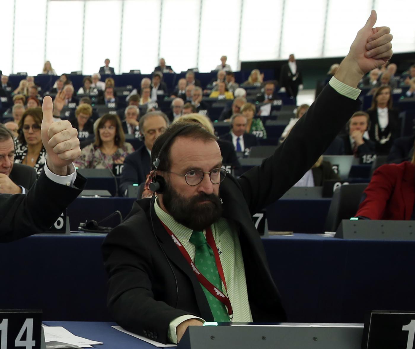 Orgia a Bruxelles in lockdown: confessa eurodeputato di Orban