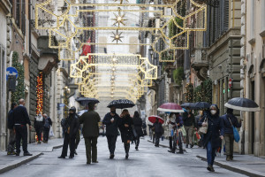 Coronavirus Roma, shopping per le vie del centro nel periodo natalizio