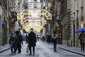 Coronavirus Roma, shopping per le vie del centro nel periodo natalizio