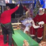 Usa, Babbo Natale ai tempi del Covid: incontra i bambini con mascherina e dietro un vetro