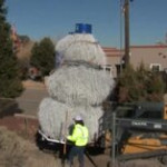 New Mexico, un pupazzo gigante di rami secchi per le feste di Natale
