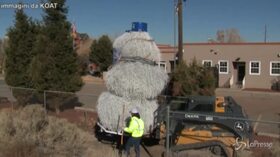 New Mexico, un pupazzo gigante di rami secchi per le feste di Natale