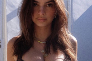 Emily Ratajkowski, al sesto mese più sexy che mai