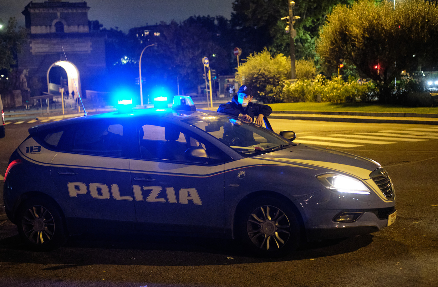 Firenze, anziano chiama 113 perché ha freddo: poliziotti riparano caldaia
