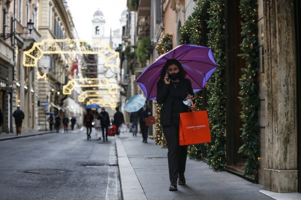 Coronavirus Roma, shopping per le vie del centro nel periodo natalizio