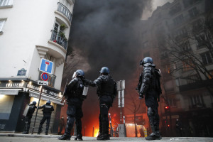 Parigi, migliaia in piazza contro la violenza della polizia: scontri
