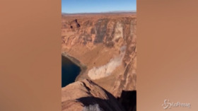 Usa: spettacolare frana su una delle pareti dell’Horseshoe Bend, escursionista la filma