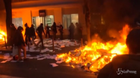 Parigi, protesta per legge su sicurezza: auto in fiamme e scontri