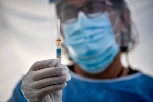 Vaccini anti influenzali in piazza Duomo: a Milano allestita la tenda della protezione civile