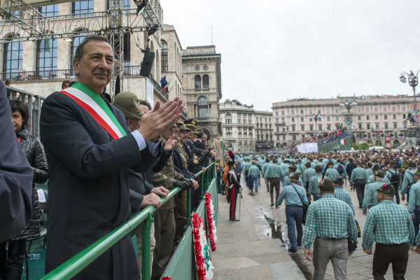 Milano, il sindaco Beppe Sala alla sfilata degli Alpini per la 92esima adunata