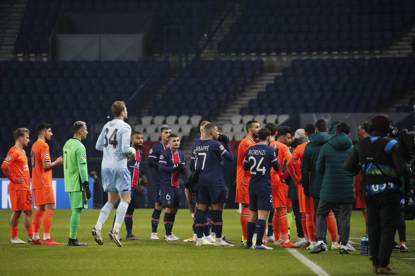 Insulti razzisti da quarto uomo, sospesa PSG-Başakşehir