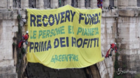 Attivisti Greenpeace Italia in azione a Roma