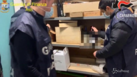 Asti, 54mila bottiglie di vino contraffatto vendute in Svizzera: 5 arresti