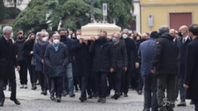 Funerali Paolo Rossi, l’arrivo del feretro nel Duomo di Vicenza