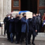 Funerali Paolo Rossi, lungo applauso all’uscita del feretro dal Duomo di Vicenza