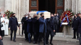 Funerali Paolo Rossi, lungo applauso all’uscita del feretro dal Duomo di Vicenza