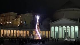Napoli, inaugurato in Piazza Plebiscito l’albero di Natale