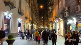 Napoli, strade prese d’assalto per lo shopping natalizio