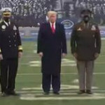 Usa, Trump alla partita Army-Navy: è l’unico senza mascherina
