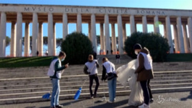 I ragazzi della Giovane Roma ripuliscono l’Eur: “Basta spot è il momento dei fatti”