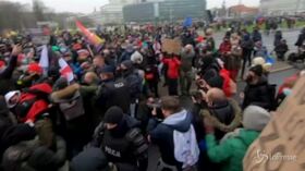 Polonia, proteste a Varsavia: manifestanti marciano contro sentenza sull’aborto