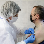 Coronavirus, al via campagna vaccinazioni in Usa: il primo a New York