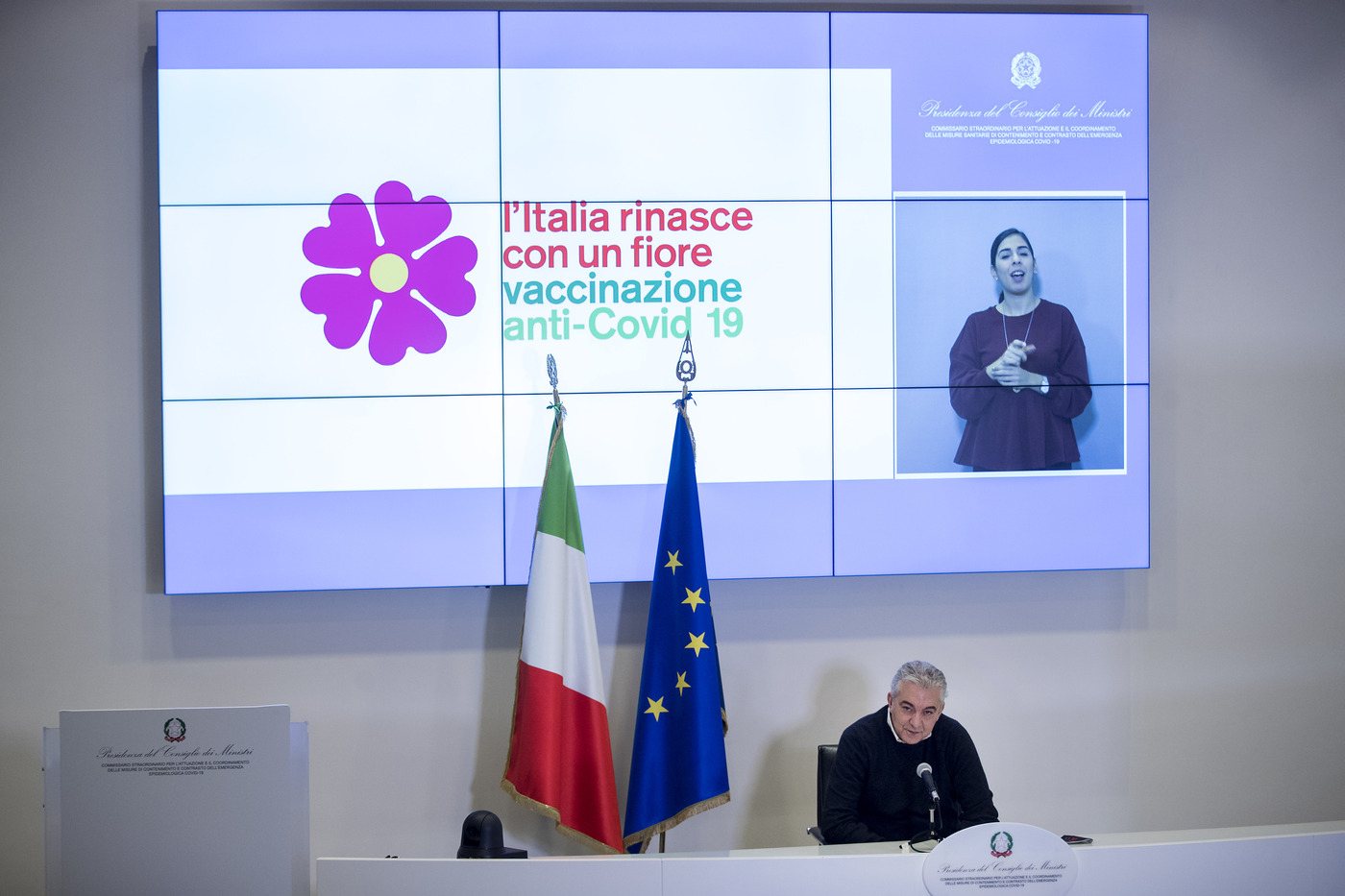 Coronavirus, gazebo a forma di fiore nelle piazze per i vaccini. Al via a metà gennaio Coronavirus, gazebo a forma di fiore nelle piazze per i vaccini. Al via a metà gennaio