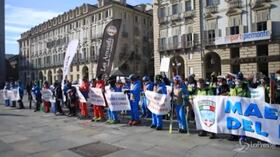 Torino, protesta del comparto sciistico: in piazza anche medaglie olimpiche