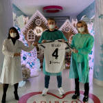 Torino, De Ligt fa visita ai bambini del Regina Margherita: regali e magliette per i piccoli pazienti