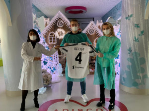 Torino, De Ligt fa visita ai bambini del Regina Margherita: regali e magliette per i piccoli pazienti