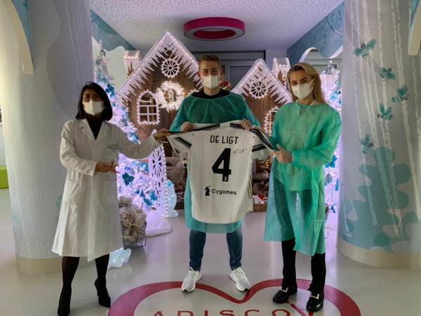 Torino, De Ligt fa visita ai bambini del Regina Margherita: regali e magliette per i piccoli pazienti