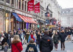 Strade di Londra piene per lo shopping natalizio