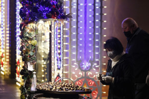 Gente in centro a Roma durante le feste di Natale