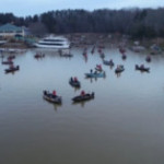 Stati Uniti, Babbi Natale sul lago Norman per il torneo di pesca più grande al mondo