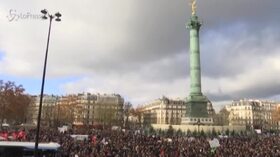 Parigi, proteste e cortei contro la chiusura di cinema e teatri