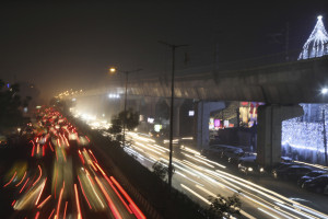 L'India alle prese con due emergenze sanitarie: l'aria inquinata e la pandemia