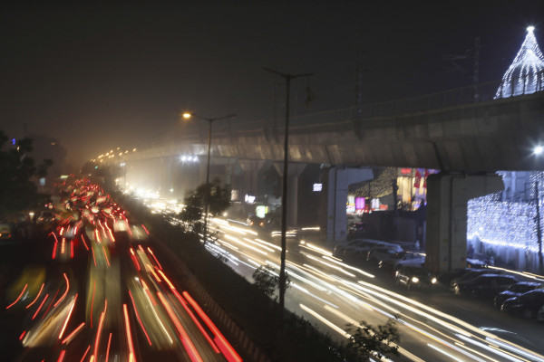 L'India alle prese con due emergenze sanitarie: l'aria inquinata e la pandemia