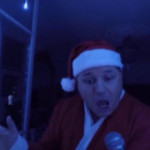 Parigi, cantante d’opera intona “Jingle Bells” dalla finestra durante il coprifuoco
