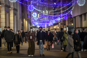 Milano, vetrine dei negozi e luminarie natalizie nel centro città